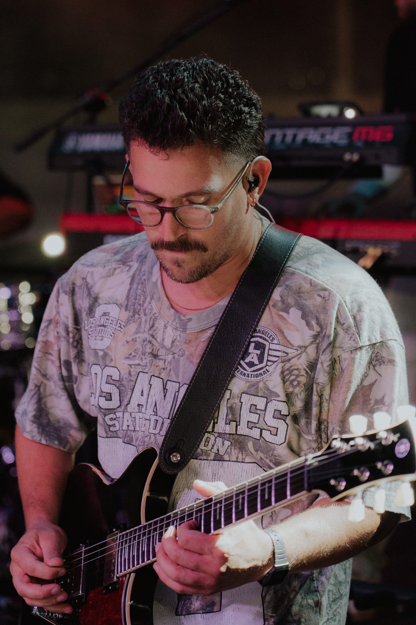 Victor Santiago tocando guitarra en vivo